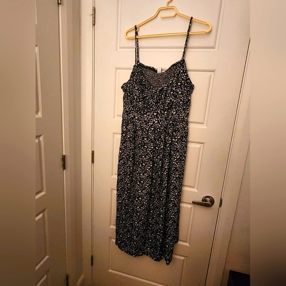 Dress with a flower patern - Picture 1 of 1